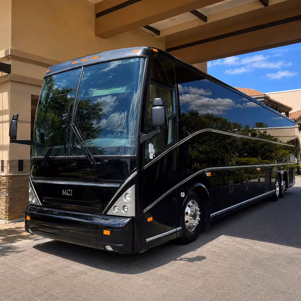 airport transfers between west des moines and des moines international airport